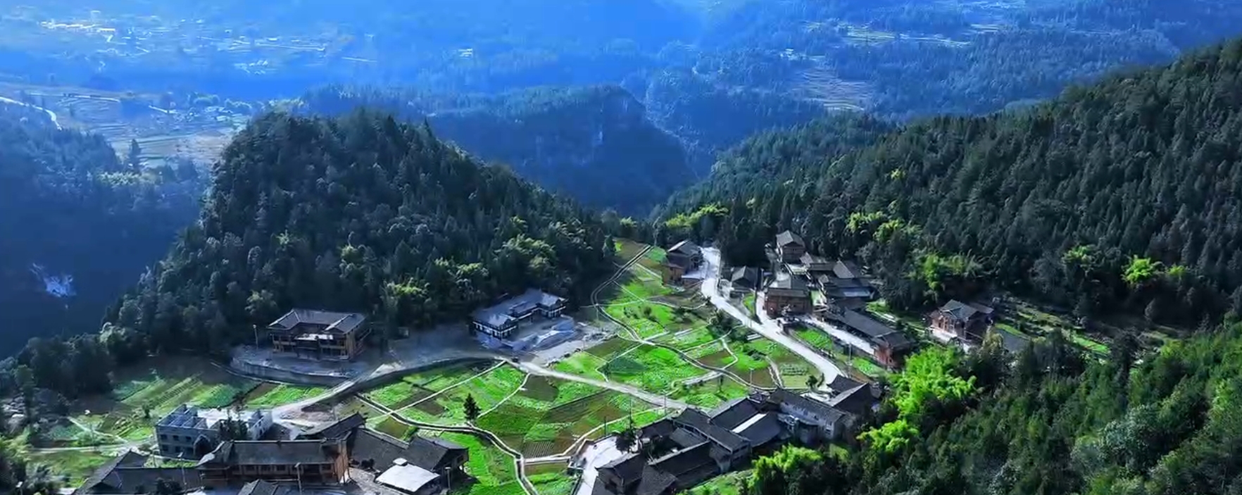 一叶竹筏载春色，半篙碧水映娇颜。航拍视角下的阿依河，峡谷如诗，娇阿依轻歌婉转，木叶情话随风入耳。这个春天，等你共赴一场山水与娇阿依的浪漫之约！ #我在南方过春天#春韵阿依河寻访娇阿依 #非遗娇阿依 #阿依河景区#重庆文旅集团 #彭水文旅