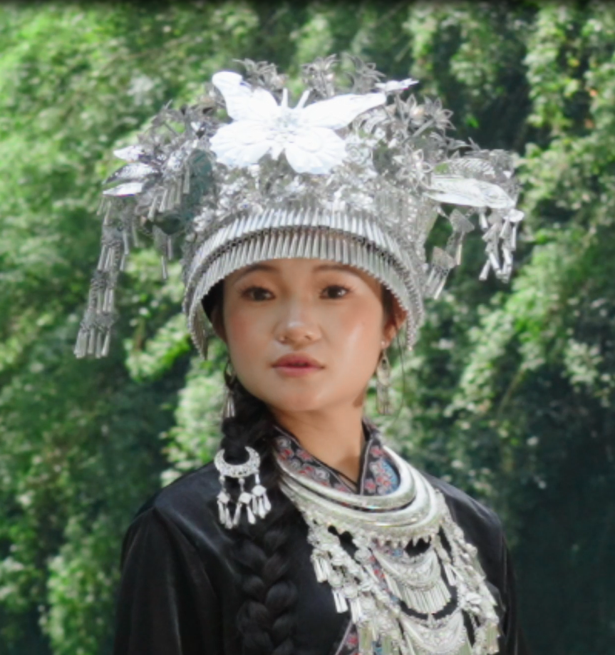 赴一场山水之约！变装娇阿依，漫步情书长廊，让银铃响动唤醒苗乡浪漫。阿依河的美，要穿上盛装才看得更真切。#苗服银饰扮苗妹儿#娇阿依#阿依河景区