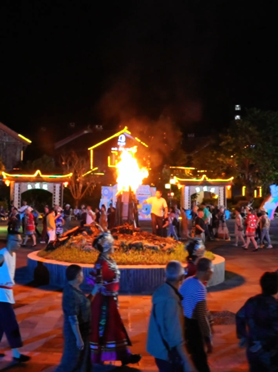 阿依河青山绿水超治愈，白天漫步栈道、跳竹竿舞，夜晚围篝火唱歌，抬头见浪漫星空，承包你所有惬意时光！#徒步穿越阿依河#苗服银饰扮苗妹儿#阿依河非遗集市#娇阿依#阿依河景区