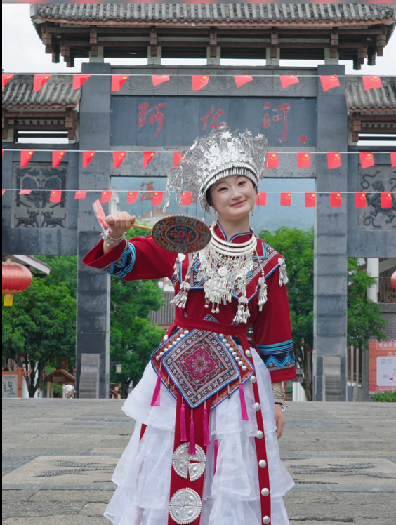 娇阿依传递美好，阿依河山水的每一帧都美到心底#苗服银饰扮苗妹儿#娇阿依#阿依河景区