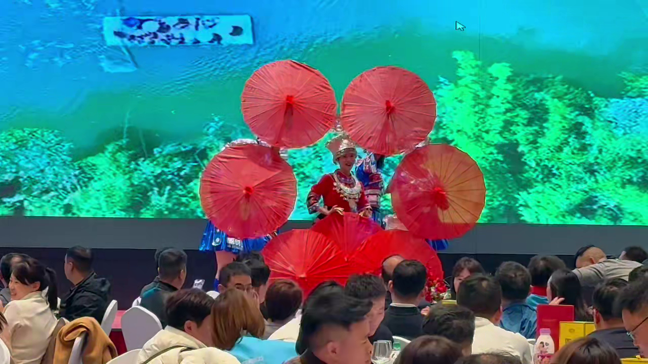 娇阿依艺术团惊艳亮相#中国品创联盟2026年会#，让千年苗韵在“破界向新”的舞台上璀璨绽放！